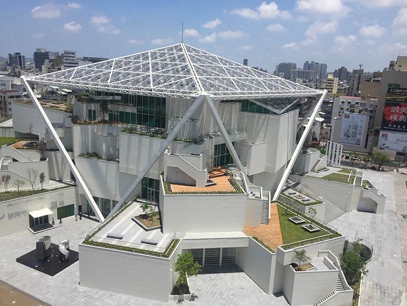 臺南藝術(shù)博物館，五邊形屋頂天篷下的堆疊體塊
