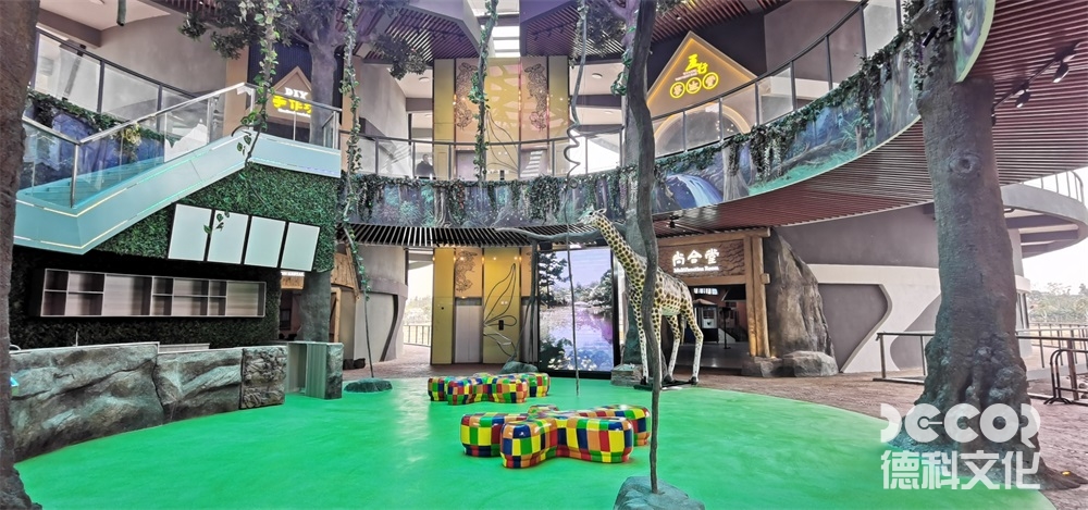 文化展館設(shè)計(jì)中，如何利用展示方式和裝置來(lái)展示不同文化的美學(xué)和審美特點(diǎn)？