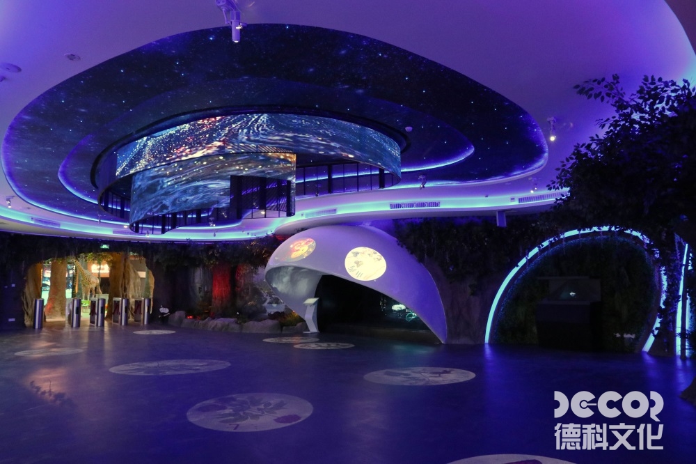 文化展館設(shè)計(jì)中，如何利用展示區(qū)域的燈光和音效來(lái)創(chuàng)造戲劇性的展覽效果？