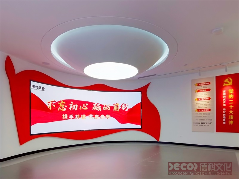 如何通過紅色展廳設(shè)計的主題增強(qiáng)參觀者的認(rèn)同感？